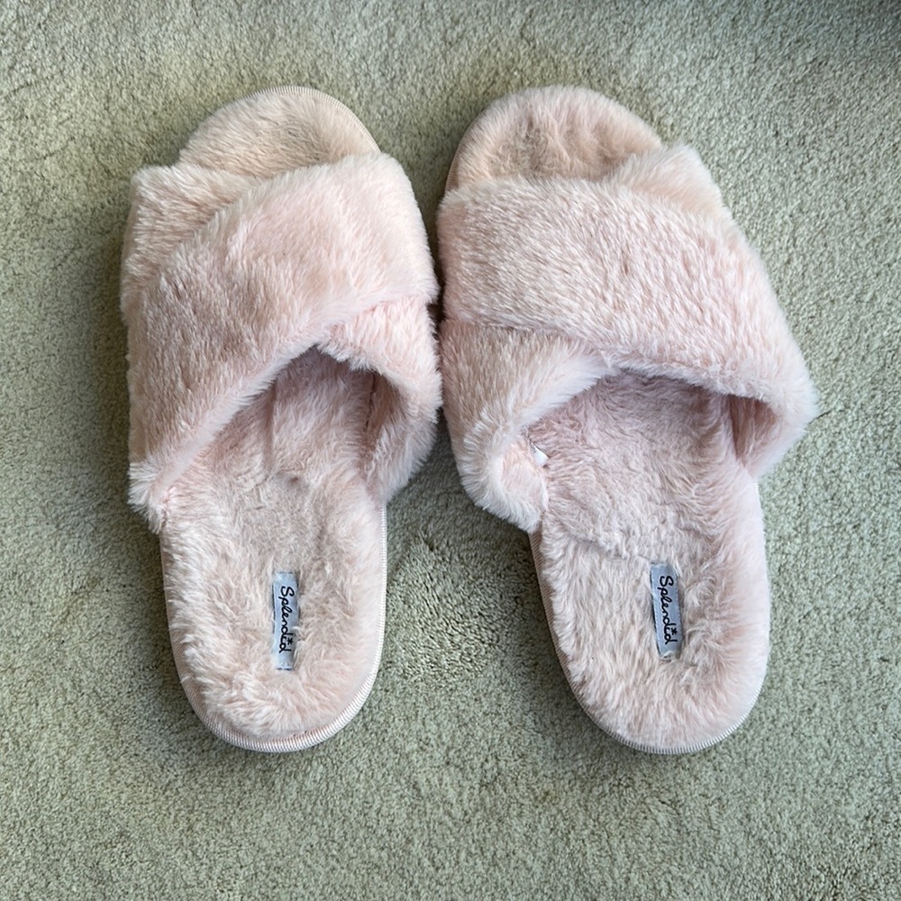 Size M/L splendid pink fuzzy slippers
